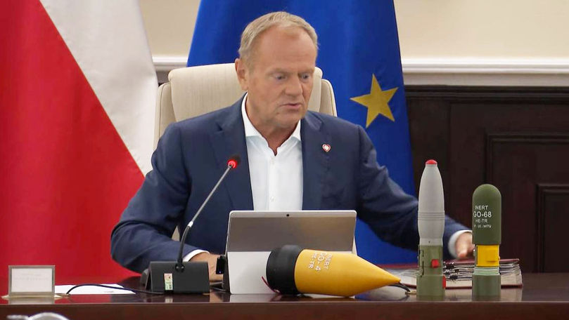 Туск на заседании правительства показал, какие снаряды производит Польша.