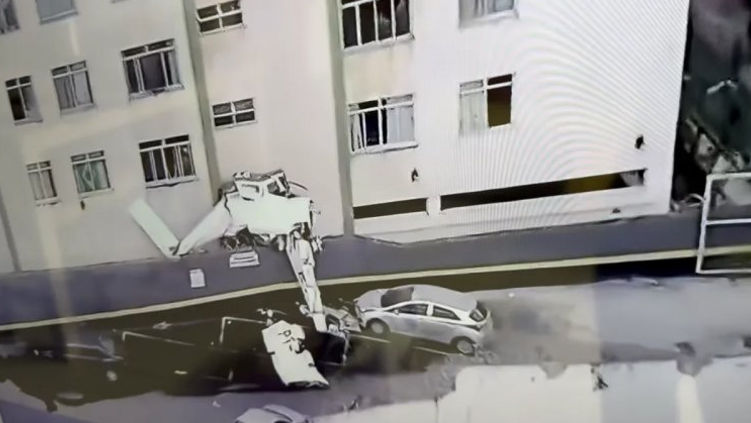 В Бразилии самолет врезался в здание.