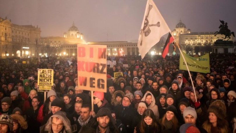 Mii de austrieci au ieșit în stradă împotriva Guvernului