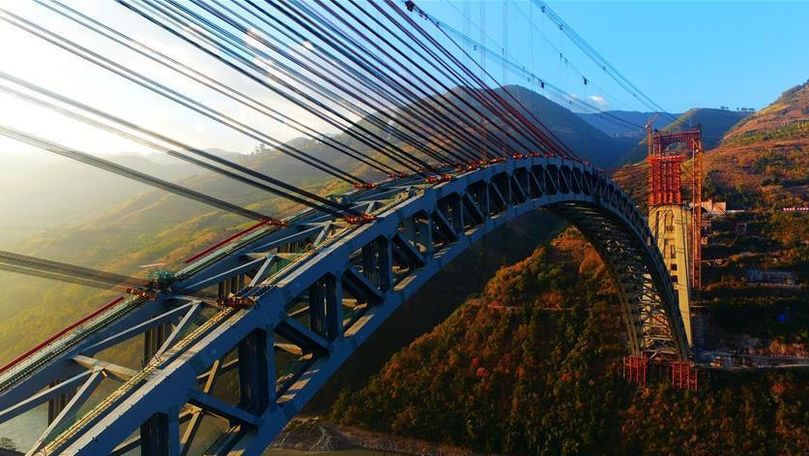 Podul care unește munții, construit în China la înălțimea de 271 metri