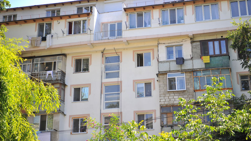 Chișinău: Un bărbat a căzut de la etajul trei al unui bloc de locuințe