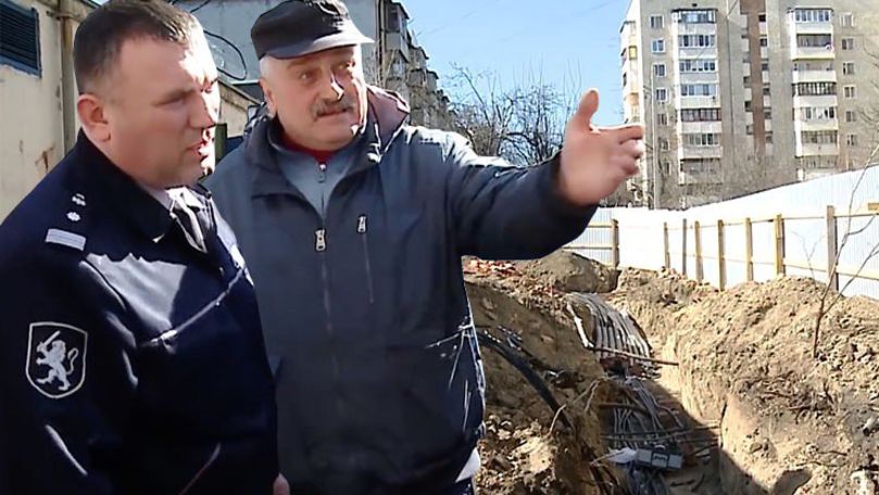 Locatarii unui bloc din Capitală, fără curte din cauza unei construcții