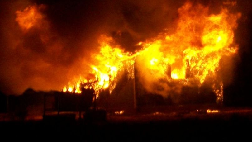 Incendiu, filmat în orașul Soroca. Vecini: Și-ar fi dat foc la casă