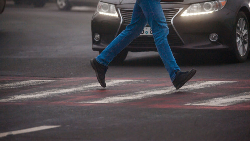 Pieton, lovit de un automobil în timp ce traversa strada regulamentar