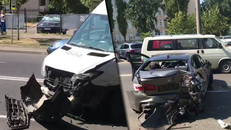Accident la o intersecție din Capitală: Două automobile, făcute zob