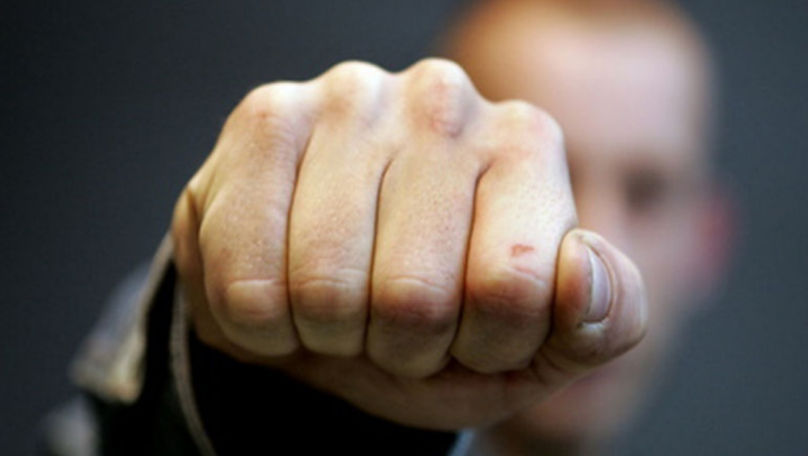 Un polițist din Capitală, bătut de un tânăr beat: Agresorul, reținut