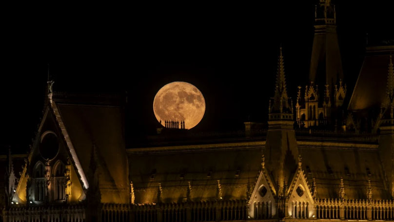 Imagini spectaculoase cu Luna Căpșună, surprinse în întreaga lume