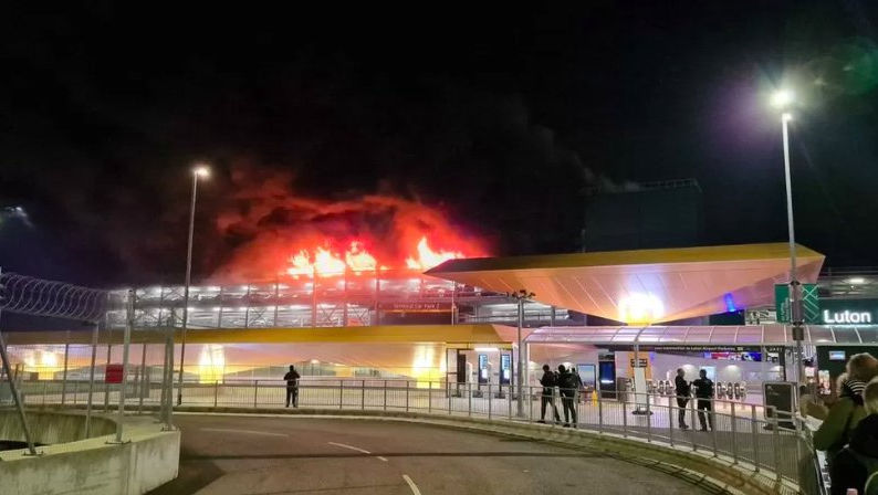 Momentul în care un bărbat a provocat un incendiu la aeroportul Malpensa