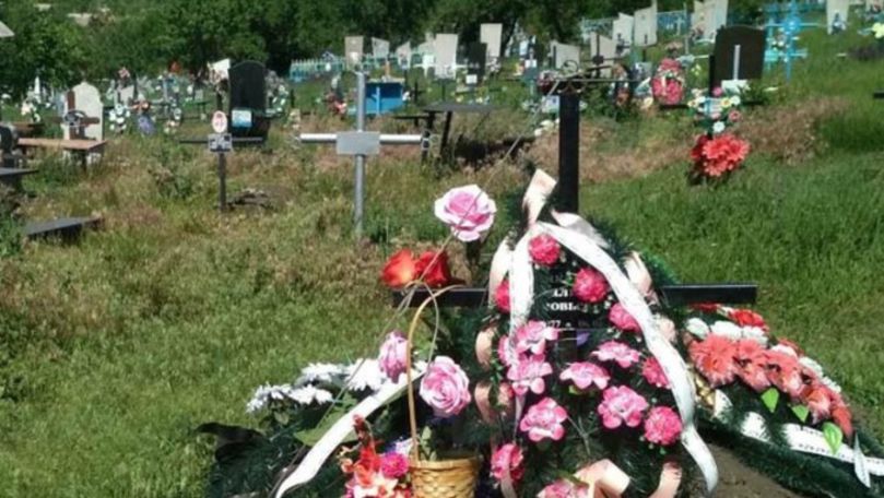 Bărbat găsit mort în cimitir, după ce o cruce a căzut peste el