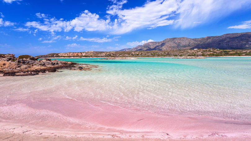 Plaja cu nisip roz din Grecia. E una dintre cele mai frumoase din Europa