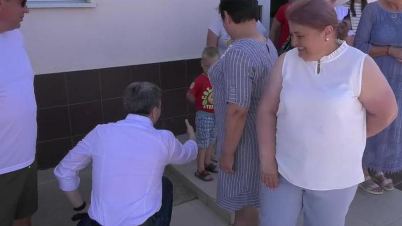 Imagini virale: Un copil a refuzat să se salute cu Dorin Recean