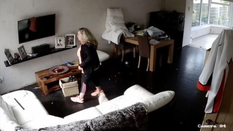 O mamă a instalat o cameră ascunsă în casă și a avut o surpriză