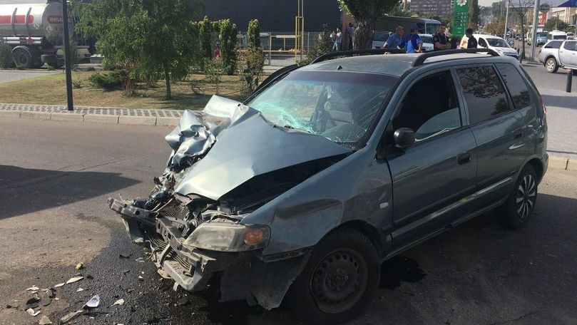 Șoferul leșinat la volan, filmat cum avariază 3 mașini în Chișinău
