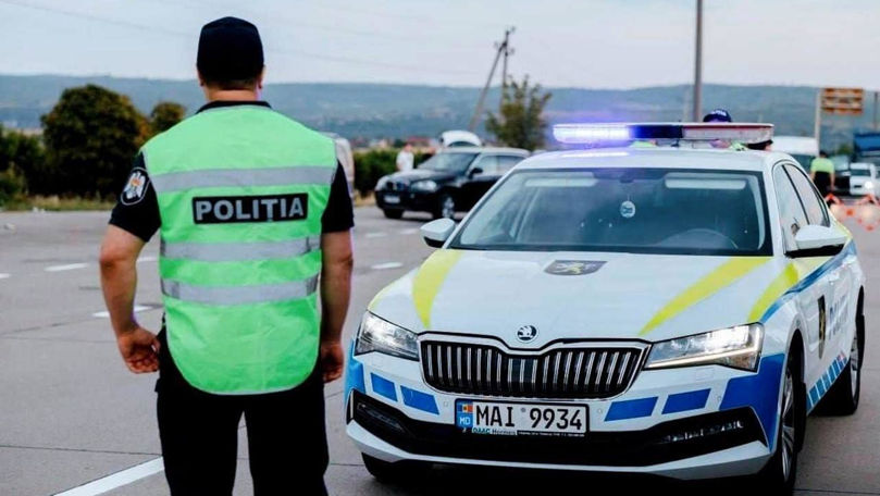 Accident la ieșirea din Chișinău: Un autocamion s-a răsturnat