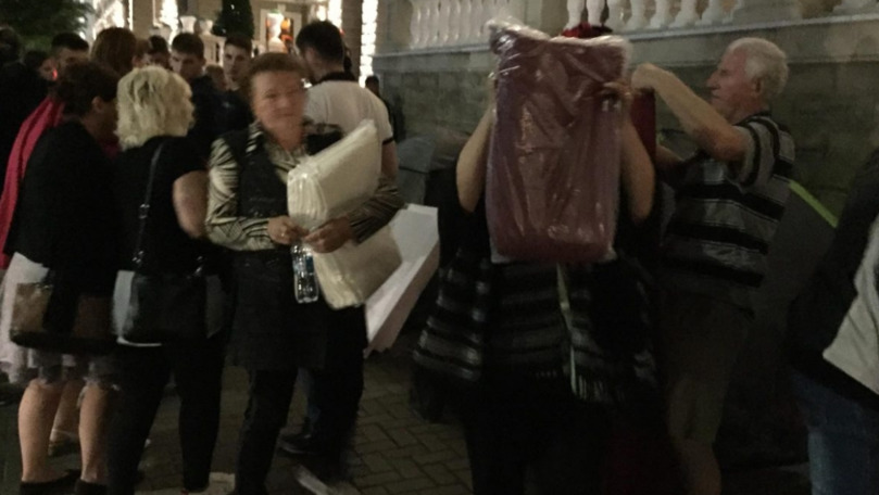 Собравшимся у здания МВД выдают одеяла.