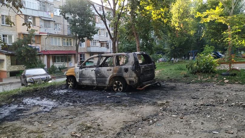 Un automobil a ars noaptea în sectorul Botanica al Capitalei