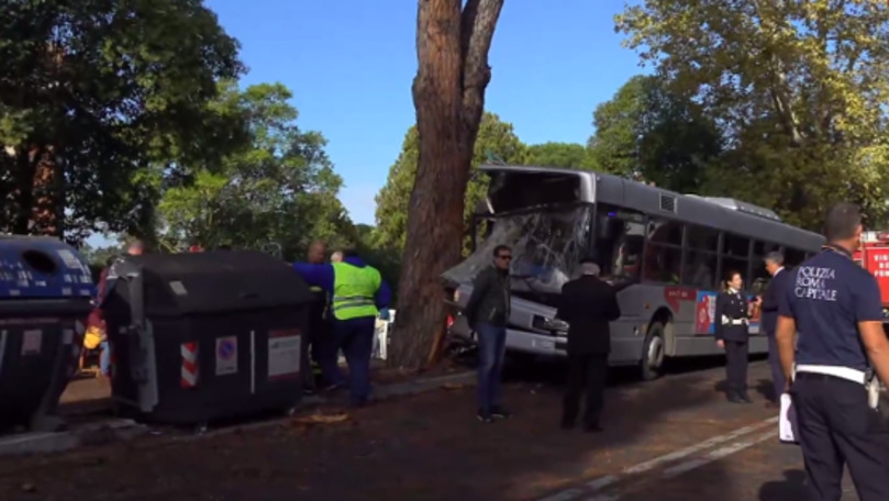 Autobuz, intrat într-un copac la Roma: Cel puţin 29 de răniți