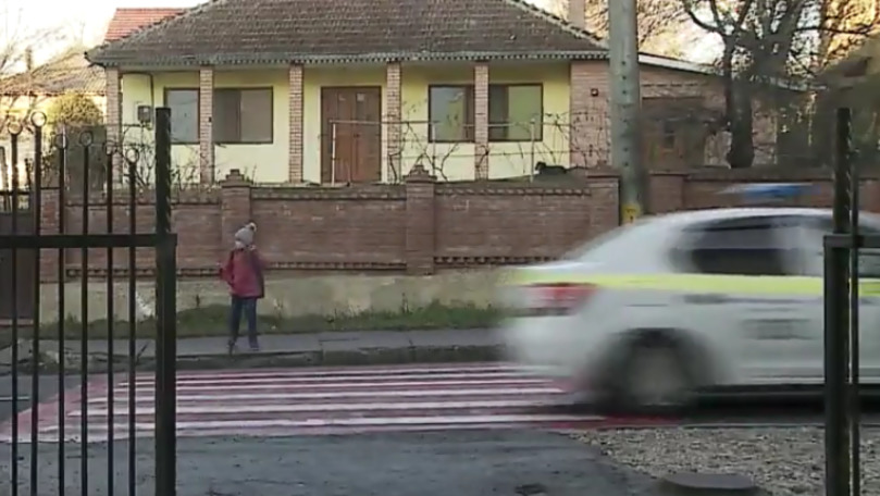 Mașină a poliției, filmată cum nu acordă prioritate copiilor la trecere