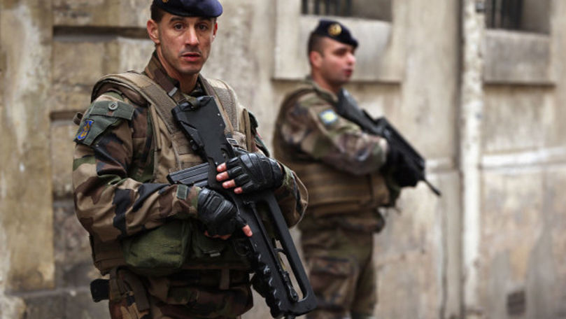 Guvernul francez mobilizează poliţia pentru a impune purtarea măştii