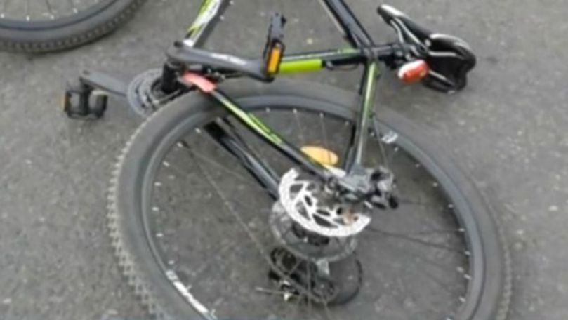 Momentul în care un biciclist din Chișinău se ciocnește de un taxi