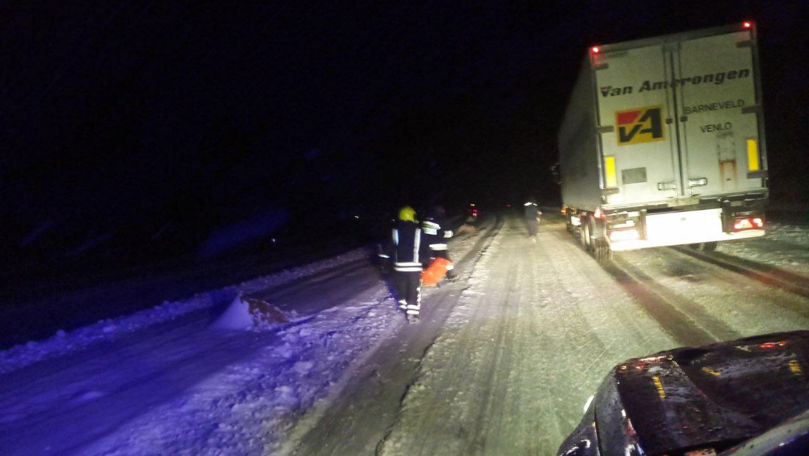 Conducătorii auto din țară blocați în zăpadă, ajutați de angajații IGSU