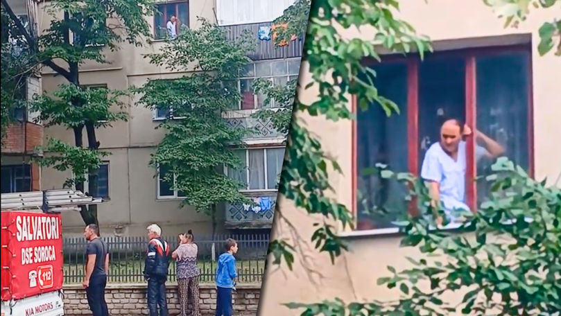 Momentul în care o bătrână vrea să sară de la etajul trei al unui bloc