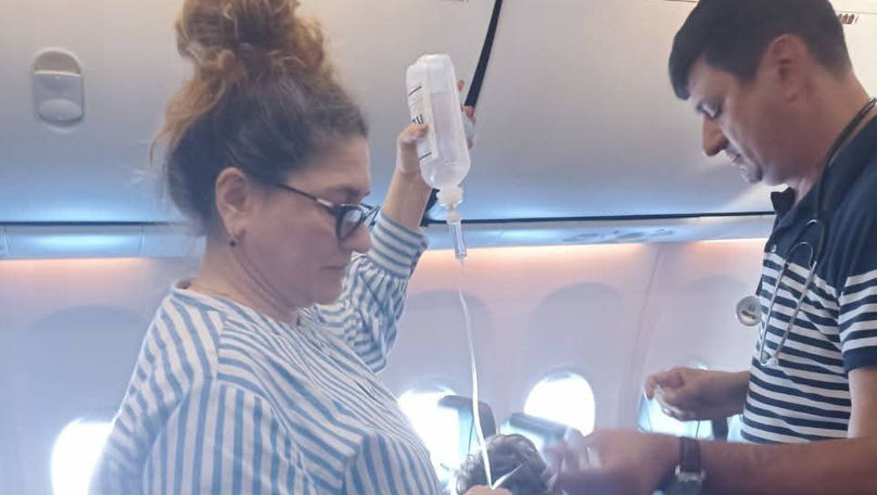 Incident la bordul unui avion: O pasageră, ajutată de un medic moldovean