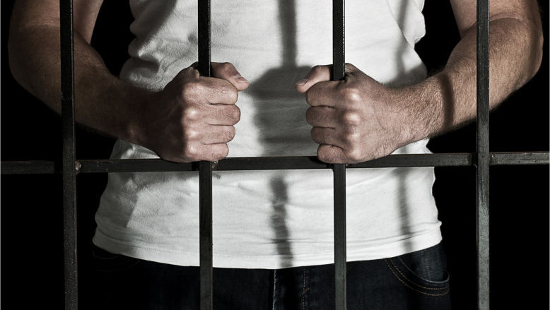 Un tânăr va sta trei ani la închisoare pentru agresarea unui polițist