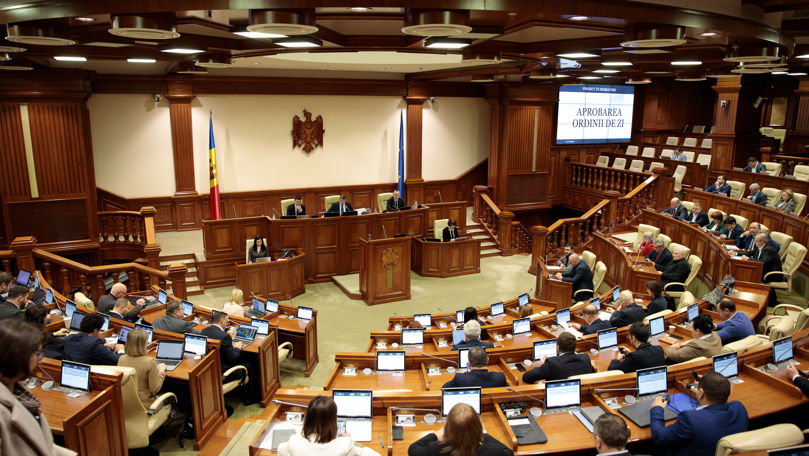 În luna aprilie, Parlamentul a adoptat 22 de acte normative