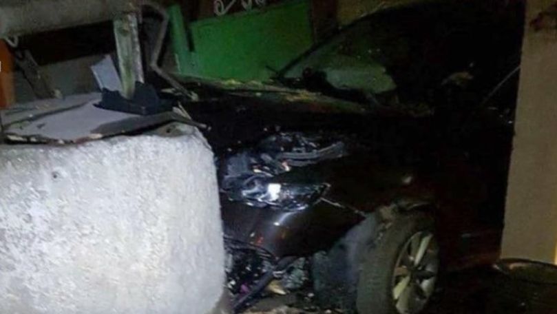 Cu maşina în gard și în fântână: Ce riscă un tânăr de 21 de ani