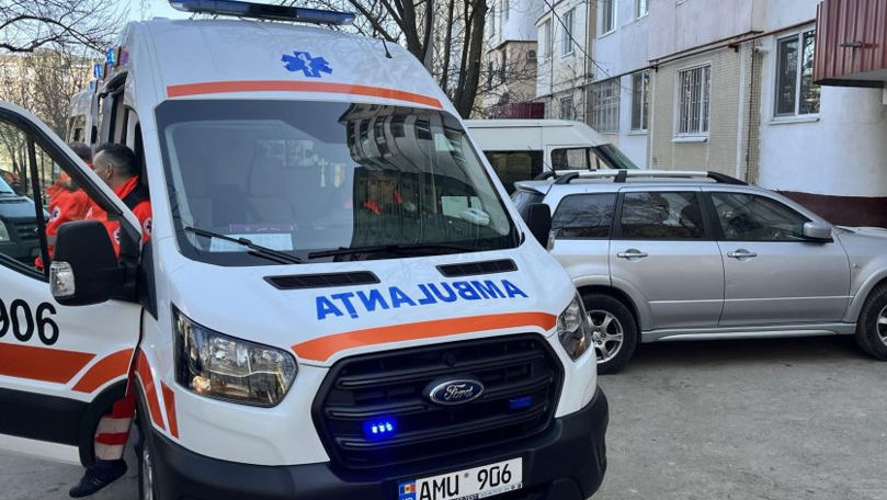 В Кишиневе пьяный мужчина напал с ножом на бригаду скорой помощи.