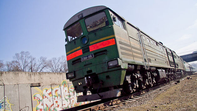 În Chişinău, șoferii nu cedează trecerea unei locomotive văzute rar