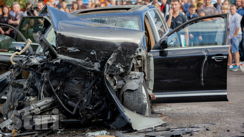 Troleibuz lovit de Porsche: Poliția anunță cauza accidentului mortal