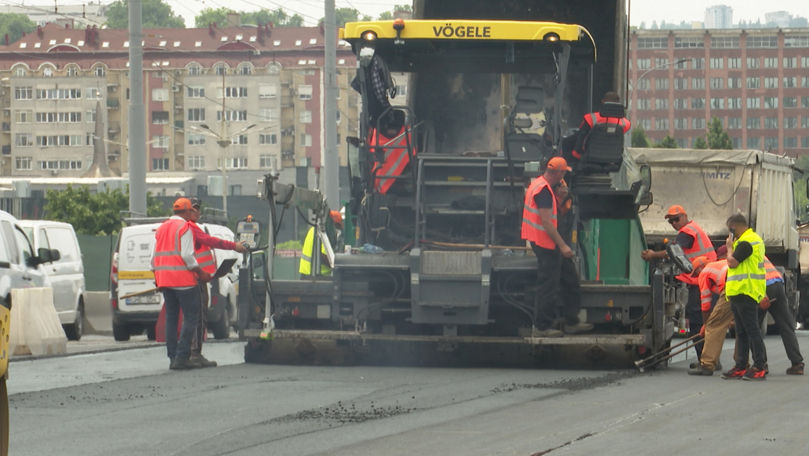 Asfalt proaspăt, nervi vechi: Lucrările la podul Mihai Viteazul continuă