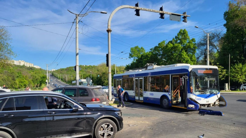Accident rutier cu implicarea unui troleibuz, produs în Capitală
