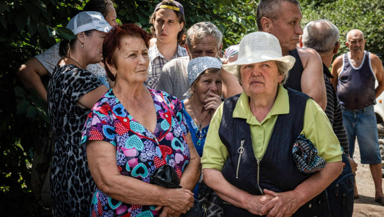 Cozi uriașe la apă în Donbas. Oamenii acuză autoritățile ruse