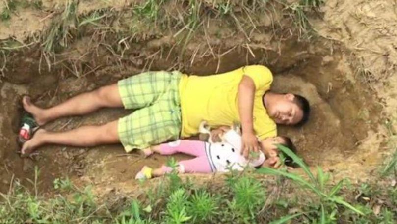 Un tată îndurerat își duce zilnic fetița să se joace în propriul mormânt