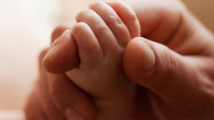 Părinţii unui nou-născut au uitat bebeluşul în taxi. Reacția tatălui