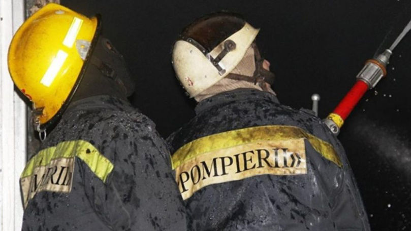 Un apartament din Chişinău, cuprins de flăcări: Pompierii au intervenit