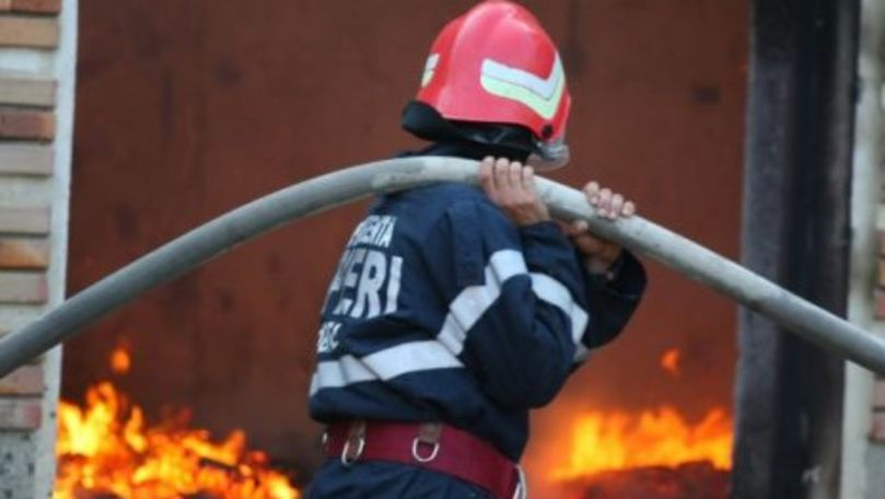 Un depozit agricol, cuprins de flăcări la Sângerei