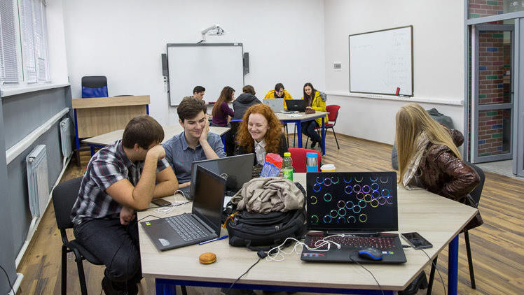 Autoritățile lansează o platformă pentru educația parentală incluzivă