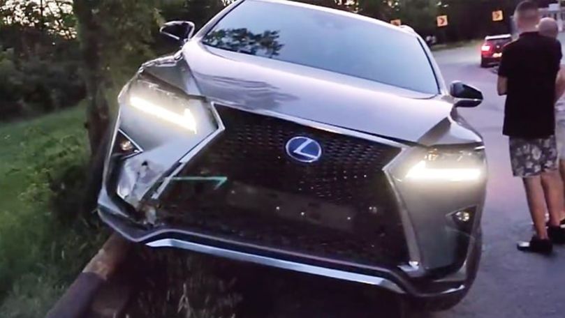 Angajatul unei spălătorii din Capitală a avariat Lexus-ul unui client