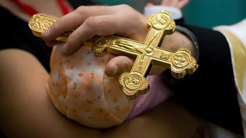 Strigăt de ajutor: Părinți jefuiți la biserică, după botezul copilului