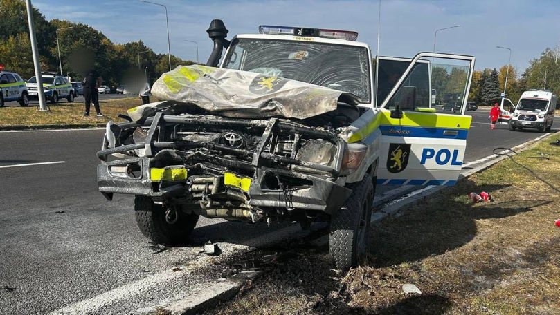 O motocicletă s-a izbit într-o mașină de Poliție. Două persoane au murit