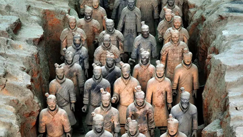 China: Un turist a distrus două statui din expoziția Armatei de Teracotă