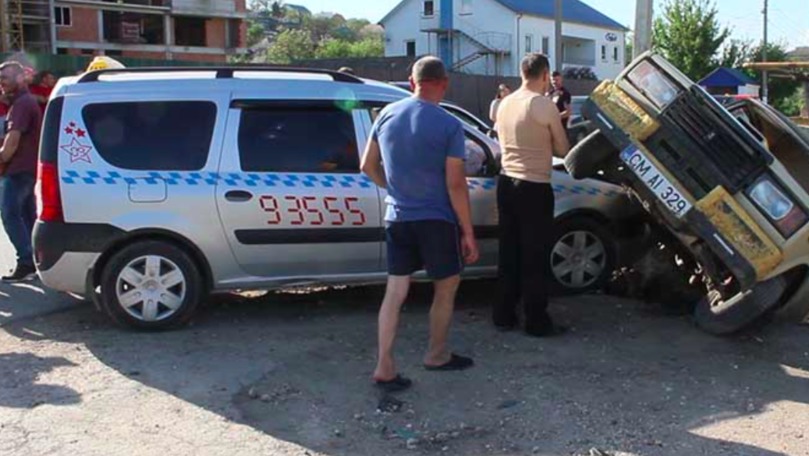 Accident la Hâncești: Taxi ajuns sub o maşină căzută în şanţ