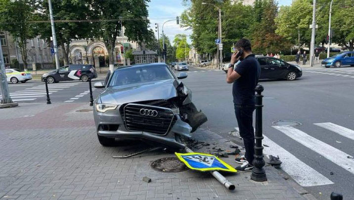 Chișinău: Un șofer și-a boțit rău mașina, după ce a lovit un indicator