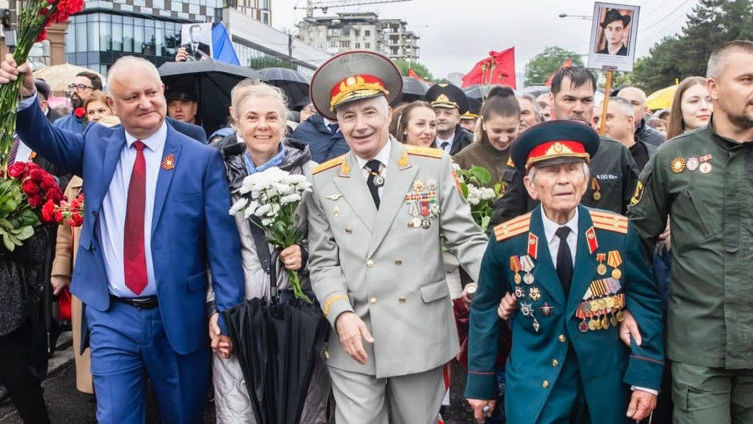 Депутаты, носившие георгиевскую ленту, избежали штрафов: суд не нашел доказательств.