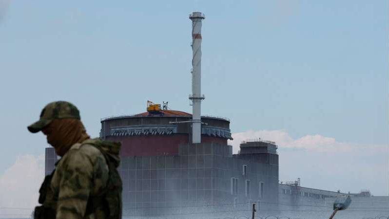 Obuze au lovit o linie de înaltă tensiune la centrala nucleară Zaporojie