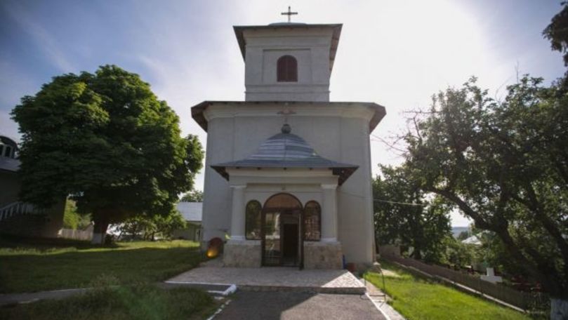 Mănăstire de 500 de ani, modernizată de amatori şi cu geamuri termopan